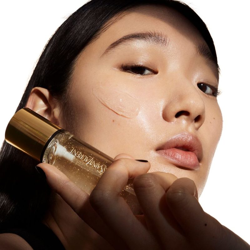 Yves Saint Laurent Touche Éclat Blur Primer илуминирачки прајмер кој ги заматува несовршеностите 30ml 6