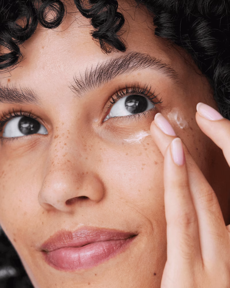Clinique All About Eyes™ крема за околу очи со витамин Ц за сите типови кожа 15мл 3 Clinique All About Eyes™ крема за околу очи со витамин Ц за сите типови кожа 15мл 2
