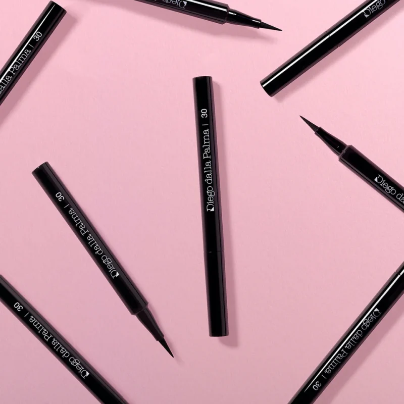 Diego dalla Palma Makeup Studio Water Resistant Eyeliner долготраен, водоотпорен течен ајлајнер со екстра црна боја и сјаен завршеток 1ml 7 Diego dalla Palma Makeup Studio Water Resistant Eyeliner долготраен, водоотпорен течен ајлајнер со екстра црна боја и сјаен завршеток 1ml 6