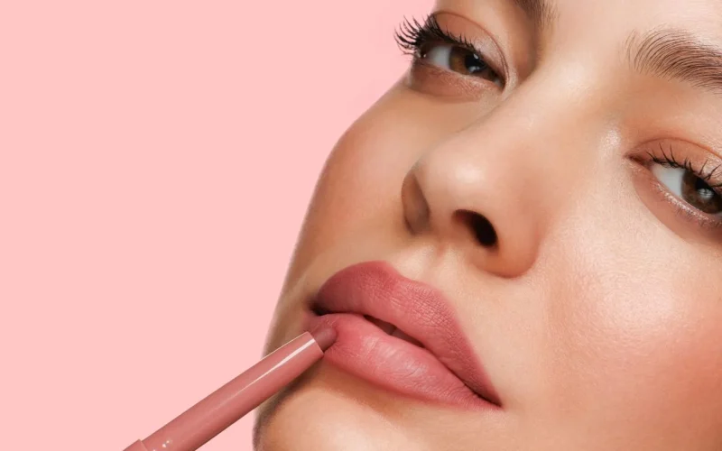 PUPA Vamp! LipFull молив за усни со вграден кабуки апликатор за блендање 0,8g 4
