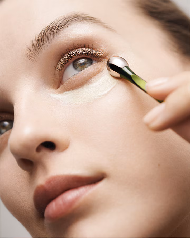 La Mer The Eye Concentrate концентриран третман за намалување на темните кругови и фини линии околу очите 15ml 5 La Mer The Eye Concentrate концентриран третман за намалување на темните кругови и фини линии околу очите 15ml 4