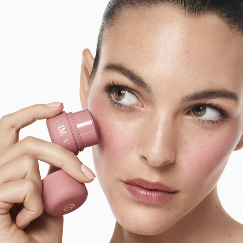 Giorgio Armani Dolci Blush руменило за лице со нежен мат завршеток 8g 5 Giorgio Armani Dolci Blush руменило за лице со нежен мат завршеток 8g 4