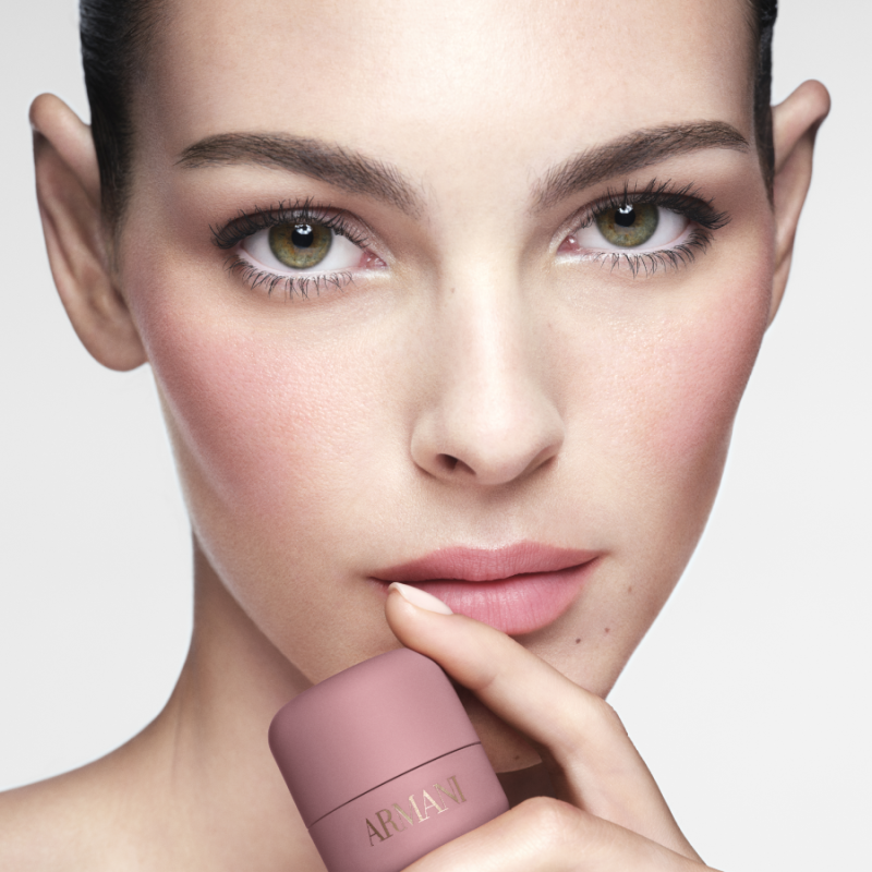 Giorgio Armani Dolci Blush руменило за лице со нежен мат завршеток 8g 11 Giorgio Armani Dolci Blush руменило за лице со нежен мат завршеток 8g 10
